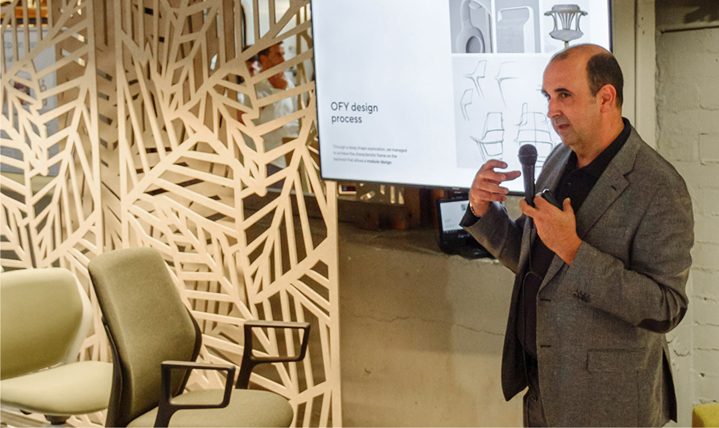 Marcelo Alegre, CEO of Alegre Design, presenting the OFY chair designed for Narbutas. The event highlights the chair's ergonomic design, thermoplastic backrests, and adjustable lumbar support, tailored for modern and hybrid workspaces.